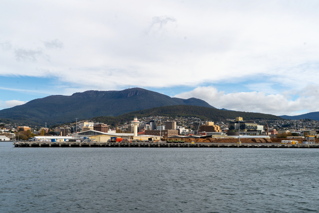 Vom Heck der Fähre aus ist Mt. Wellington mit Hobart im Vordergrund zu sehen