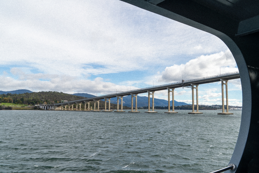 Gleich fahren wir mit dem Boot unter der Tasman Bridge hindurch