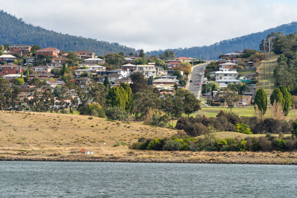 Auch in Hobart gibt es recht steile Strassen. Die Stadt schmiegt sich an die dahinterliegenden Berge an.