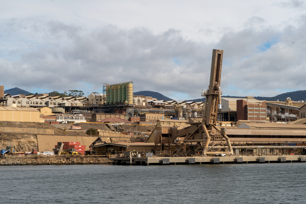 Industrieanlage zum verladen von Erz im Hafen von Hobart