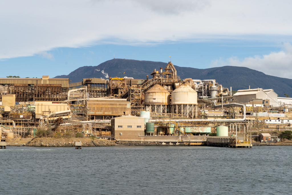 Industrieanlage zum verladen von Erz im Hafen von Hobart
