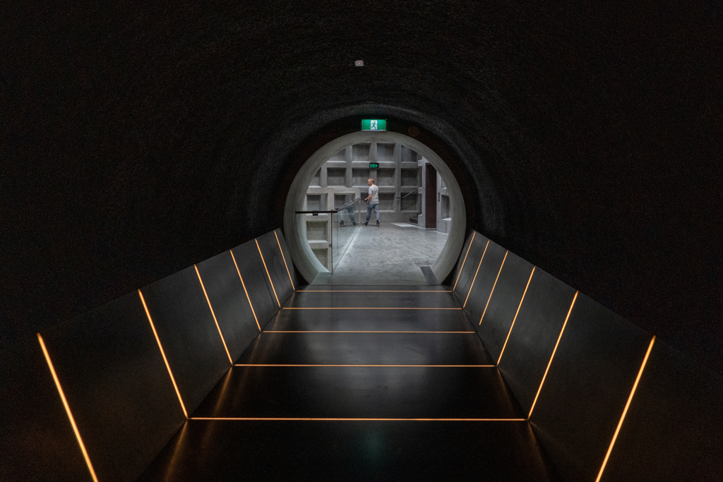 Ein weiter Tunneldurchgang. Jo ist auf dem Weg zu einem weitern Kunstwerk