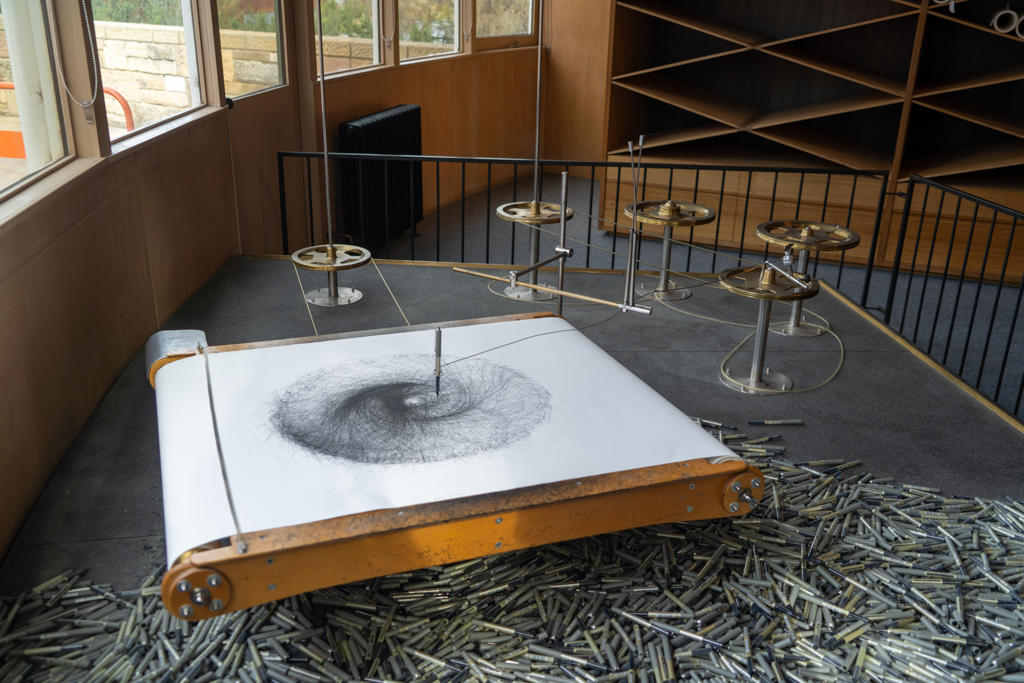 Eine zeichnende Kunstinstallation. Soviele Stifte sind schon verbraucht..