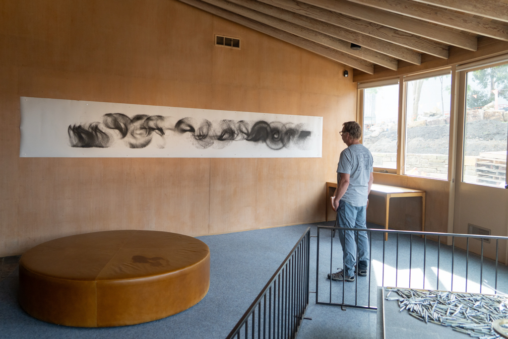 Jo lässt das Kunstwerk auf sich einwirken