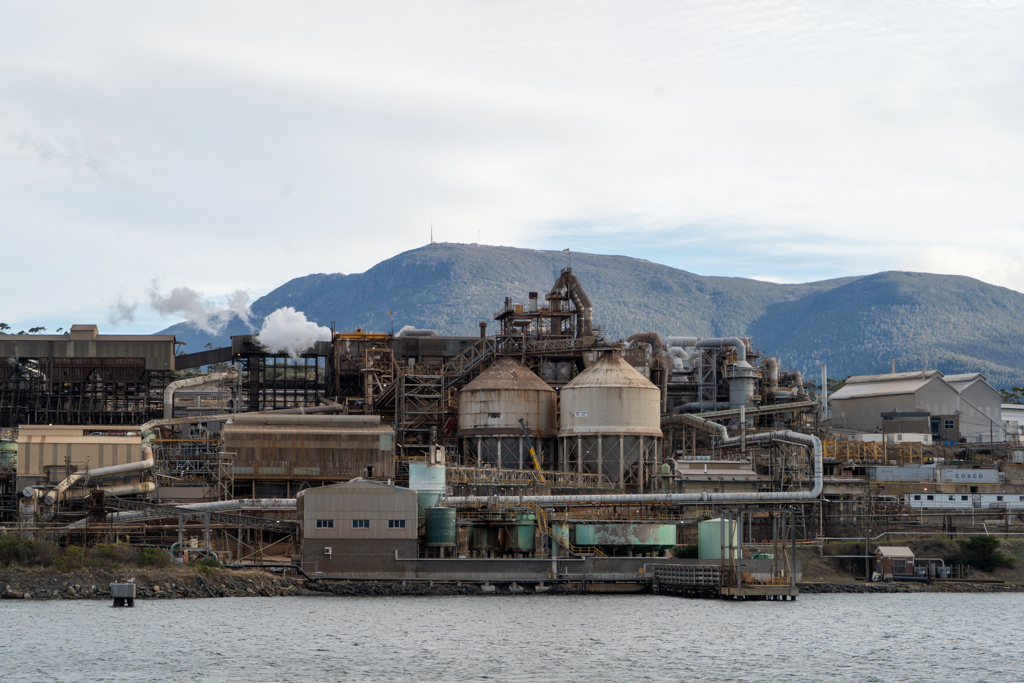 Wieder die Industrieanlage zum verladen von Erz im Hafen von Hobart