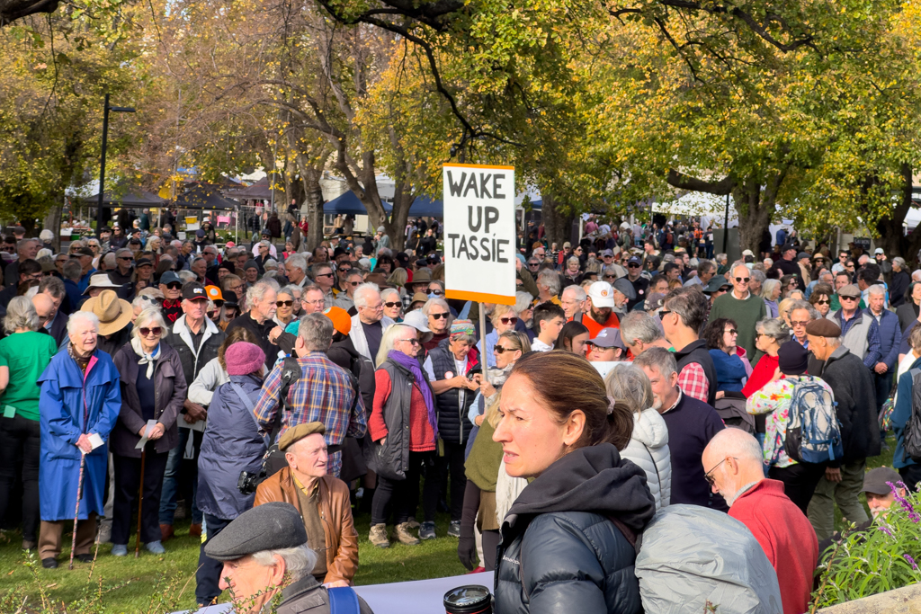 "WAKE UP TASSIE" Die Demo neben dem Markt gegen den Stadionneubau