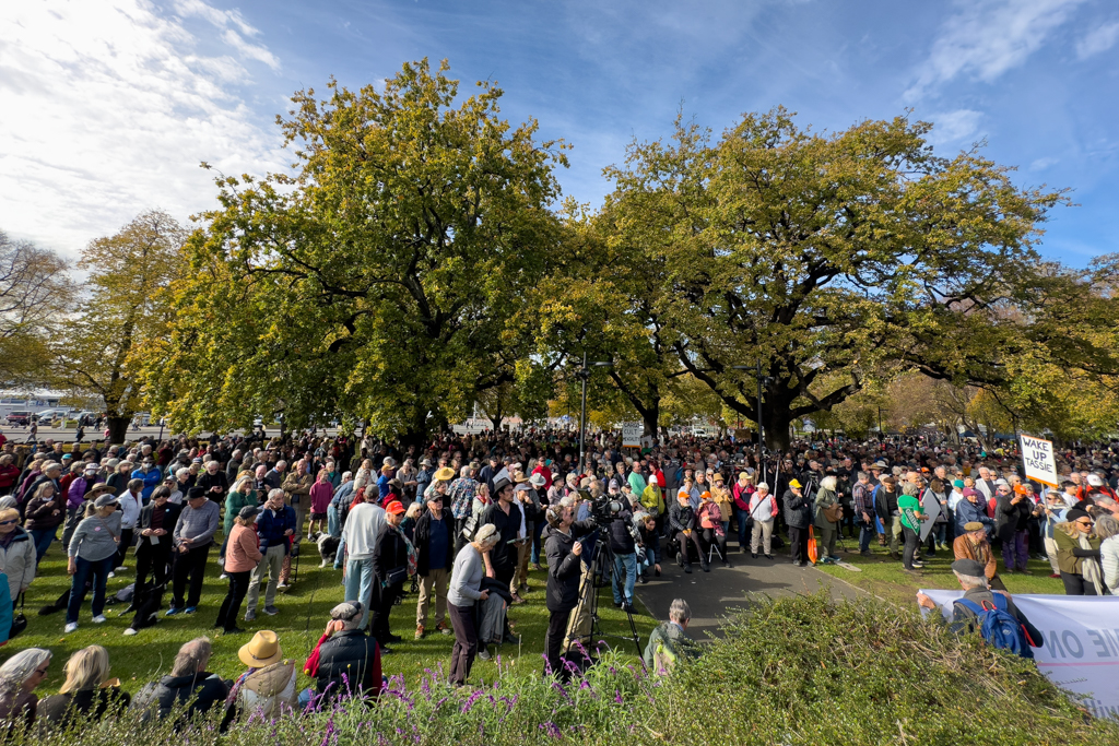 "WAKE UP TASSIE" Die Demo neben dem Markt gegen den Stadionneubau