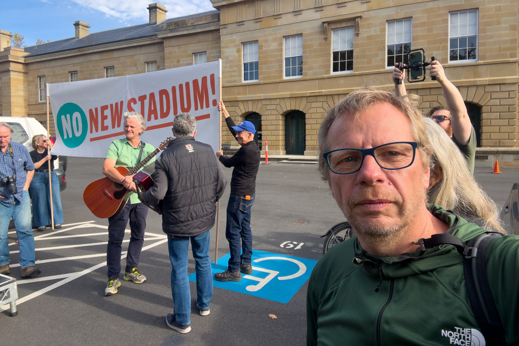 JoMa am Rande der Demo gegen den neuen Stadionbau hier in Hobart