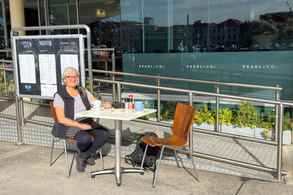 Bei Pearl + Co sitzen wir mit Kaffee und Guetsli im Hafen an der Sonne