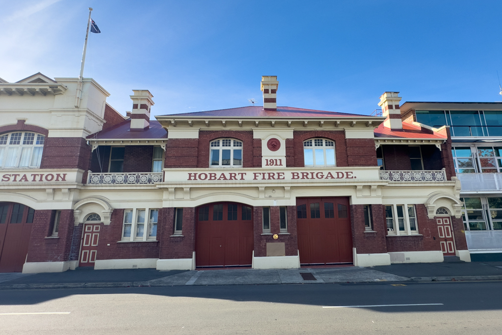 Die alte Fire Brigade von 1911 ist nun mitten in der modernen Stadt