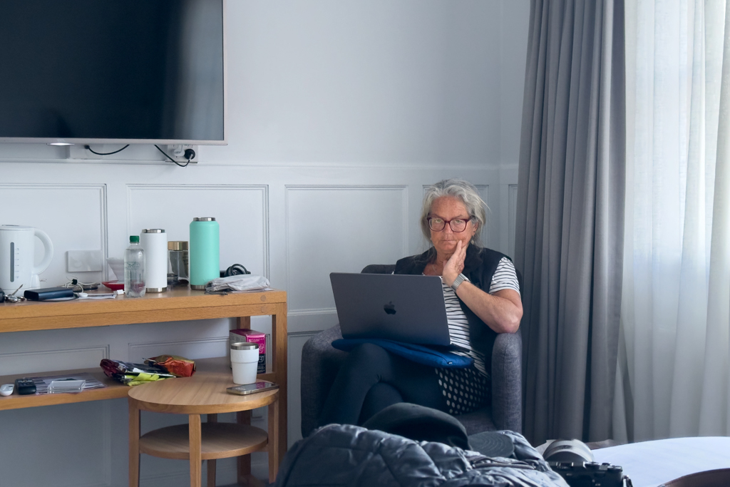 Die nachdenkliche Ma bei ihrer Arbeit bei uns im Hotelzimmer
