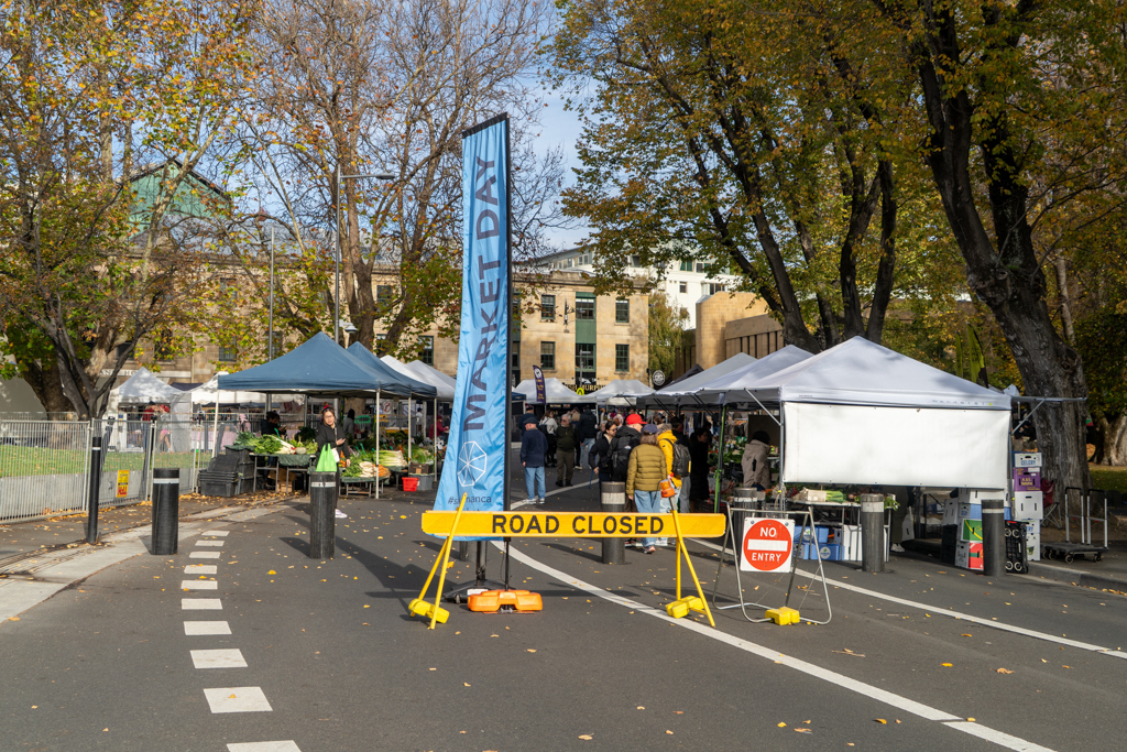 Market Day. Salamanca Markttag in Hobart. Die Strasse ist gesperrt