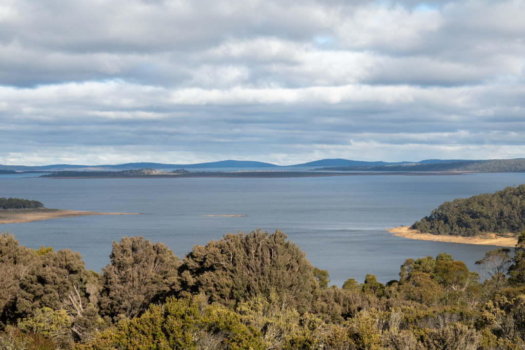 Der Great Lake auf dem Central Plateau ist von Bergen umgeben