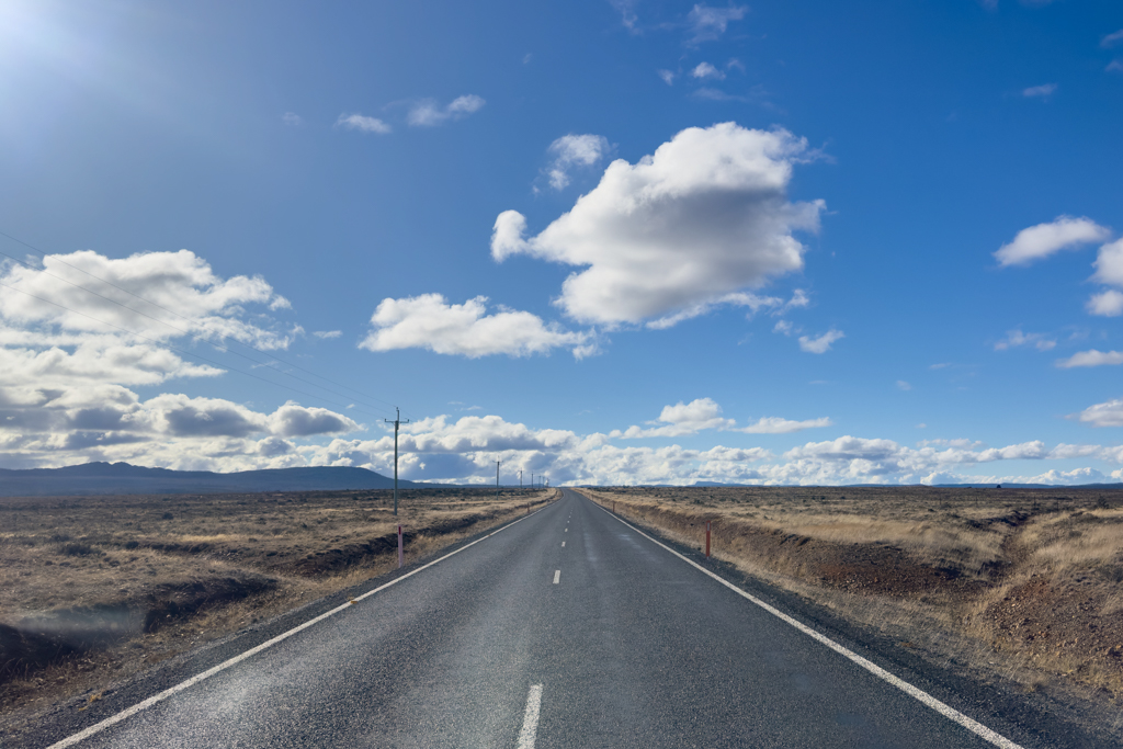 Auf einer einsamen Landstrasse auf dem Central Plateau unterwegs