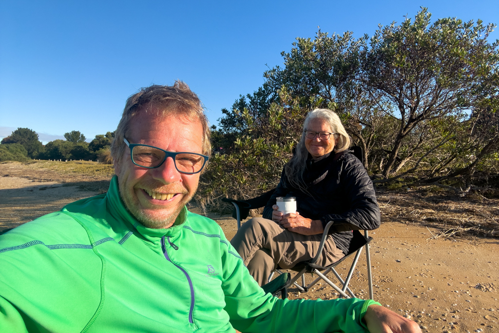 JoMa zelebrieren auch hier bei Sonnenschein ihren Zaubertrank am Strand