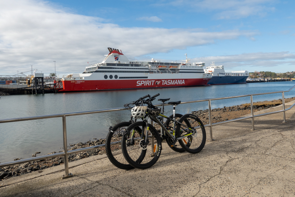 Mit den Velos zu einer Pause am Harbourmaster Café angekommen