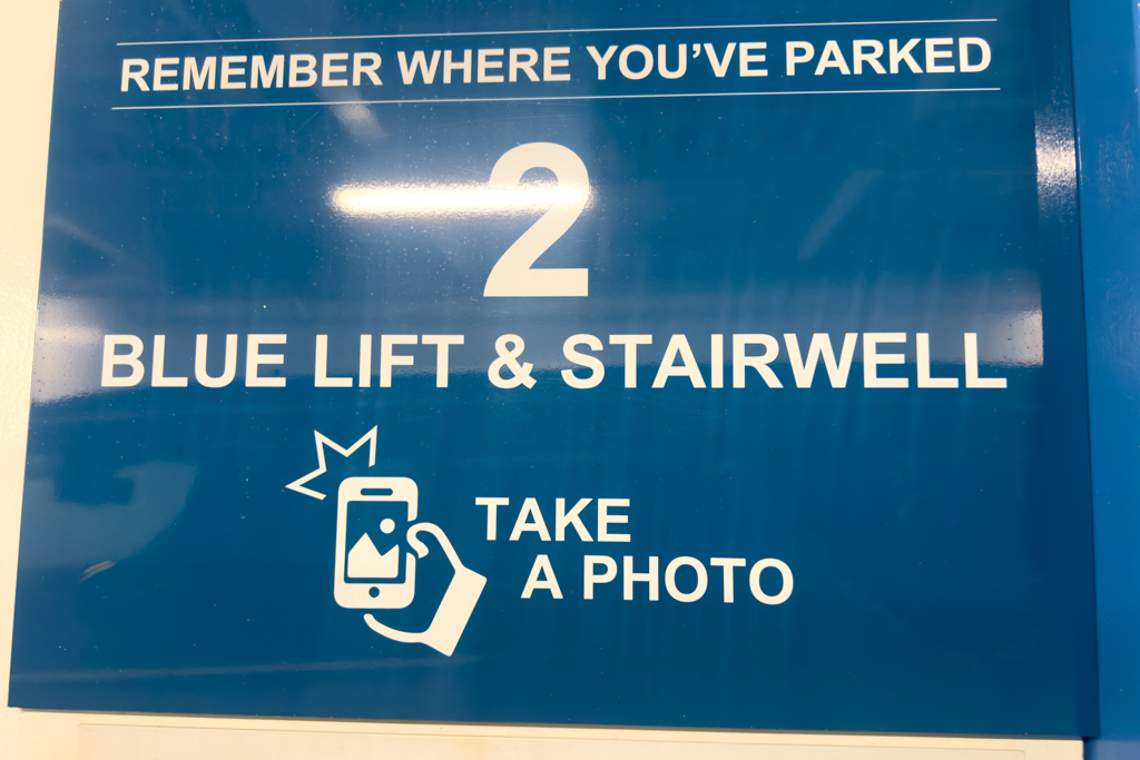 Wir parken in Parkdeck 2 am Blauen Lift und der blauen Treppe. Foto gemacht :-)