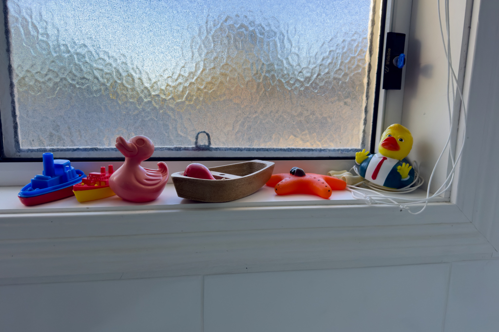 Der Badespass von Elisabeths und Martins Grosskindern für die Badewanne