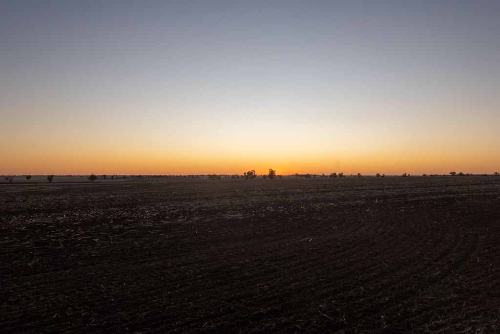 Der Tag geht in Serviceton zu Ende, die Sonne ist hinter dem Horizont verschwunden