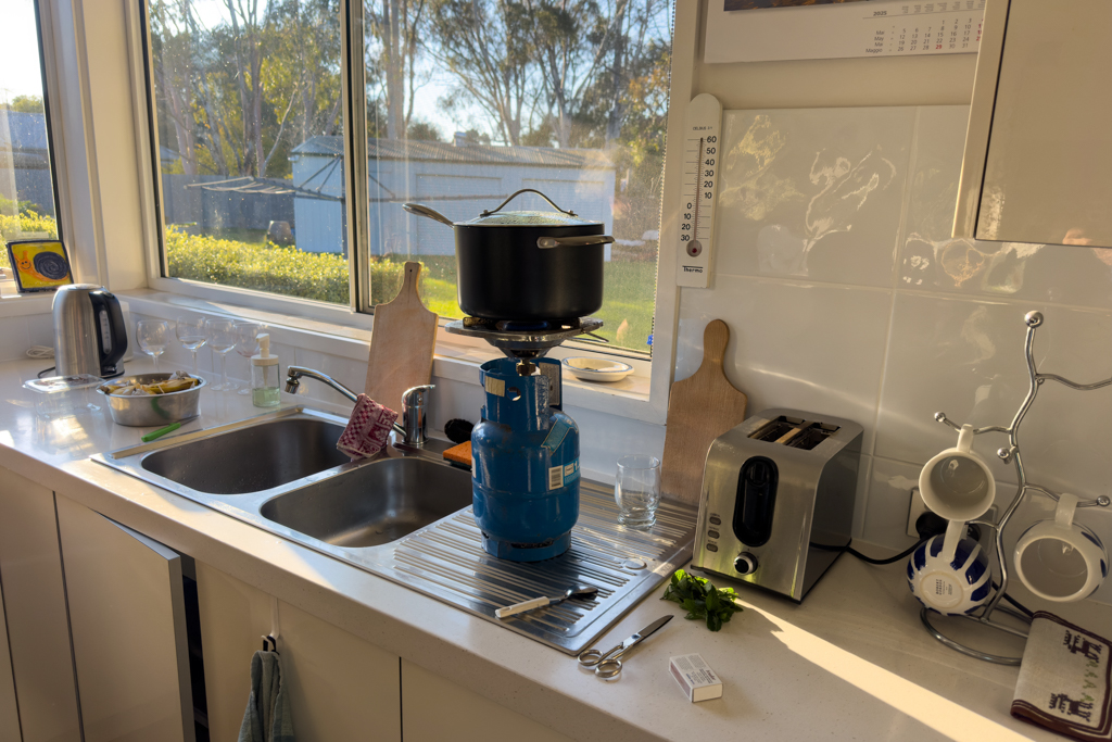 Ohne Strom wird das Kaffeewasser so gekocht; Camper wissen sich zu helfen