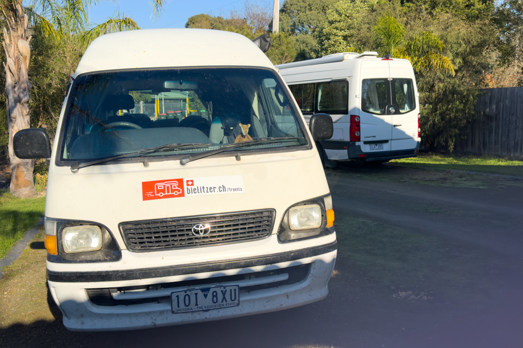 Unsere kleine Eneli mit Mo in der Einfahrt; hinten steht der Camper von Elisabeth und Matin