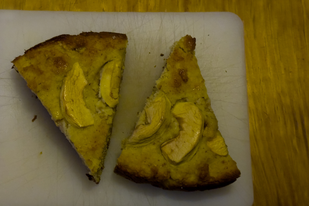 Wir geniessen Elisabeths feinen Apfelkuchen zum Dessert :-)