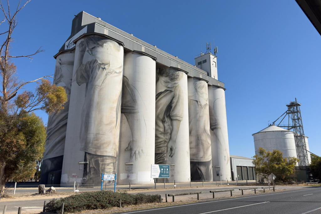 Die verzierten Getreidesilos in Coonlapyn
