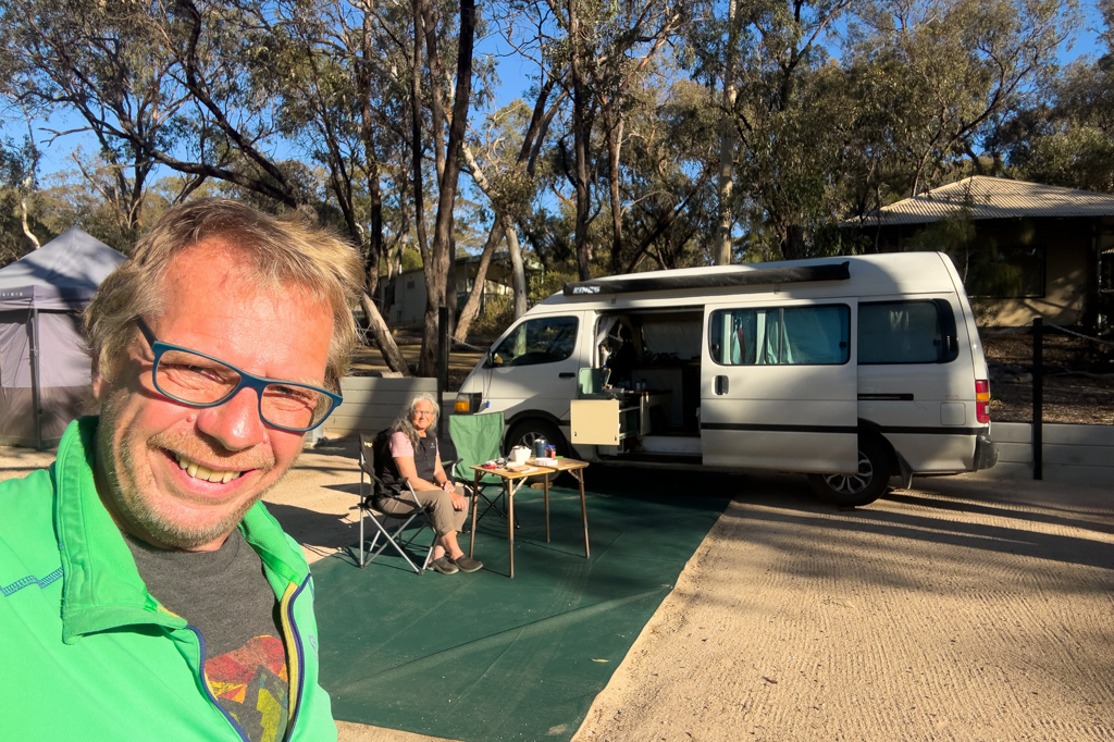 JoMa mit Eneli im etwas beengten Belair N.P. Campground bei Adelaide