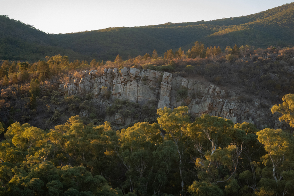 Eine eindrucksvolle Felswand in den Remarkable Mountains
