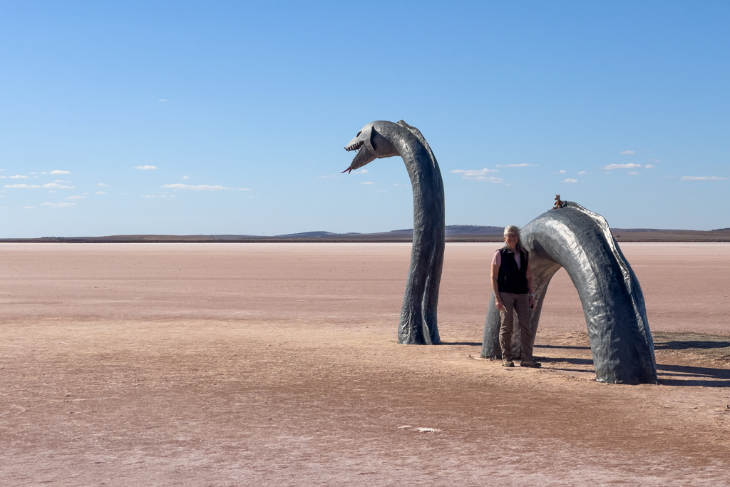 MaMo vor Nessie im weiten leeren Lake Bumbunga Salzsee