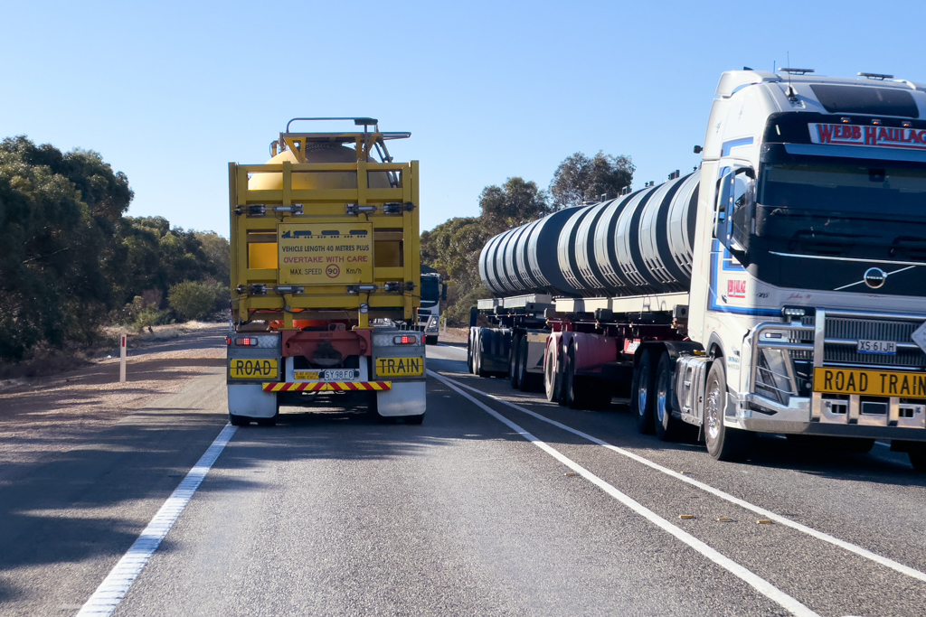 Hier kreuzen sich zwei der mächtigen Road Trains