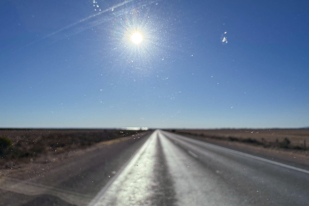 Uns schwirrt der Kopf ;-) Die Sonne steht noch hoch am Himmel, wir sind alleine auf der schnurgeraden Strasse unterwegs