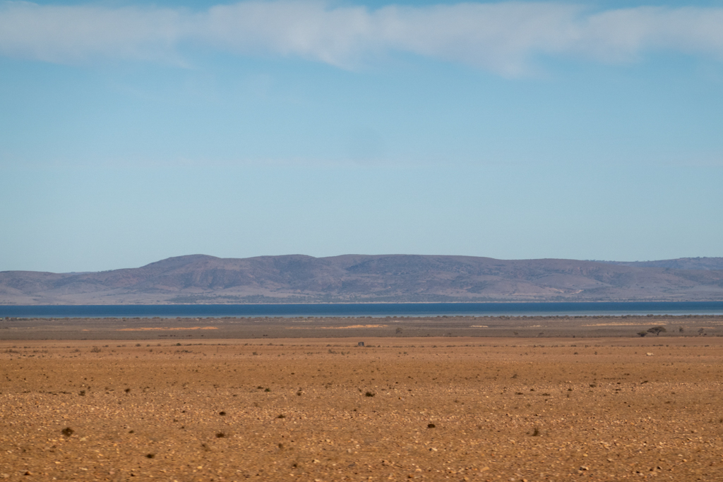 Vorne das karge Land des Outbacks, dann der blaue Spencer Golf und die Berge am Horizont