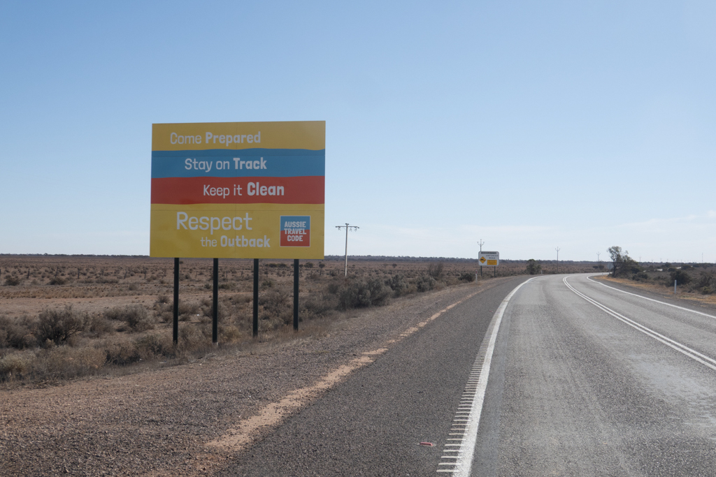 Farbenfrohe Hinweistafel zu den Verhaltensregeln (nicht nur) für das Outback