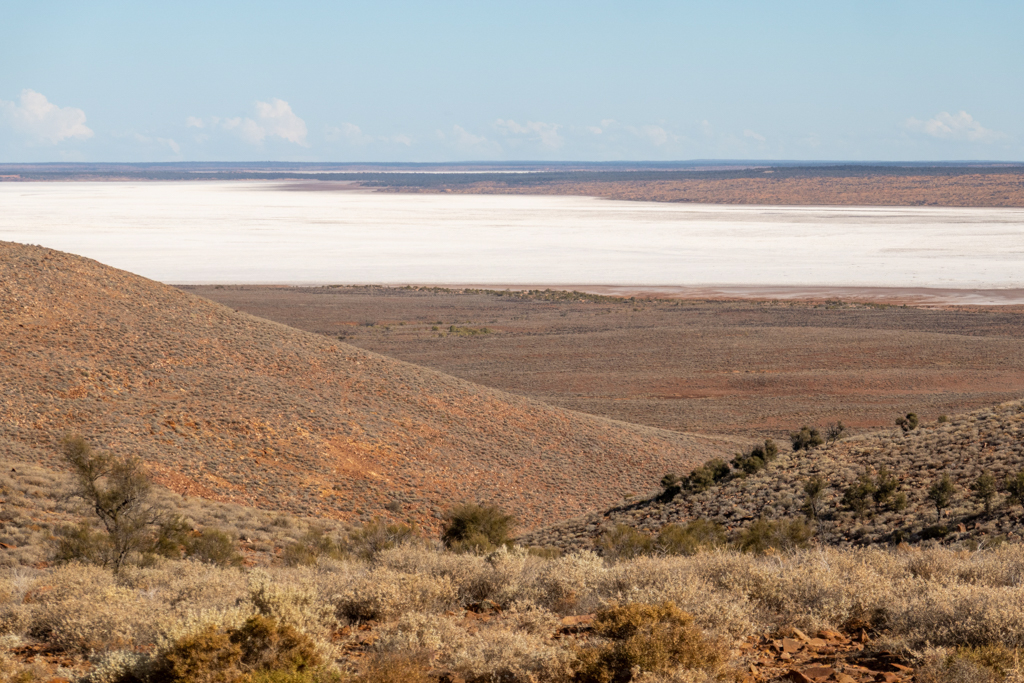 Aussicht auf die leere und weite Landschaft und die Island Lagoon