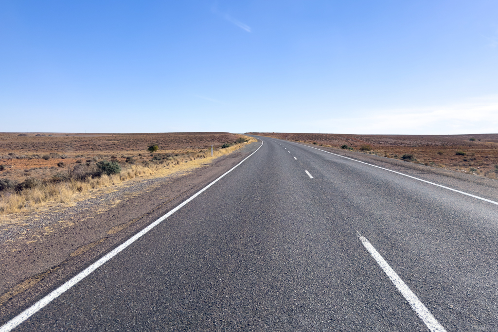 Der Stuart Hwy: Eine endlose Strasse mit wechselnder Vegetation liegt vor uns