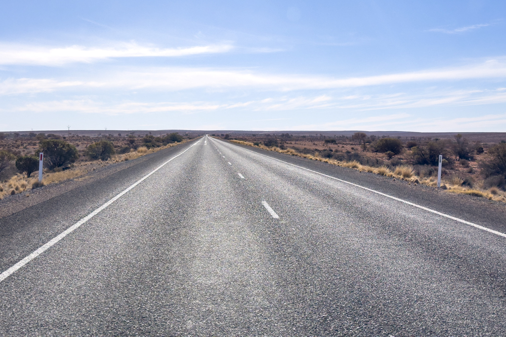 Der Stuart Hwy: Eine endlose Strasse mit wechselnder Vegetation liegt vor uns