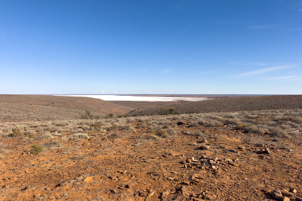 Aussicht auf die leere und weite Landschaft und die Island Lagoon