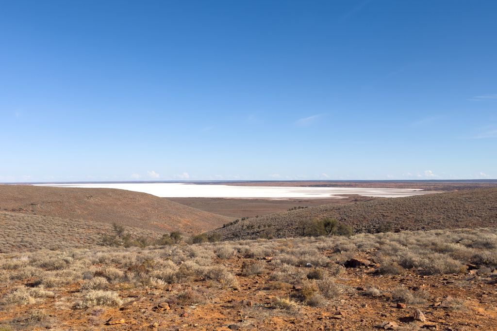 Aussicht auf die leere und weite Landschaft und die Island Lagoon