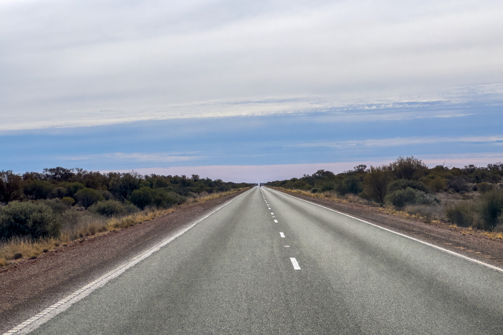 Der leere Hwy geht schnurgerade bis zum Horizont