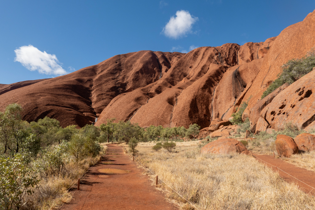 Aus der Nähe sind die Riefen und das zerklüftete Gestein des Uluru sichtbar