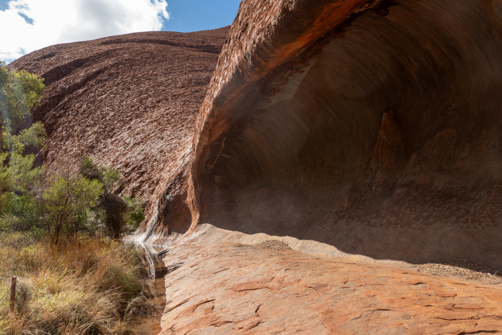 Blick in eine der flachen Höhlen am Rande des Uluru