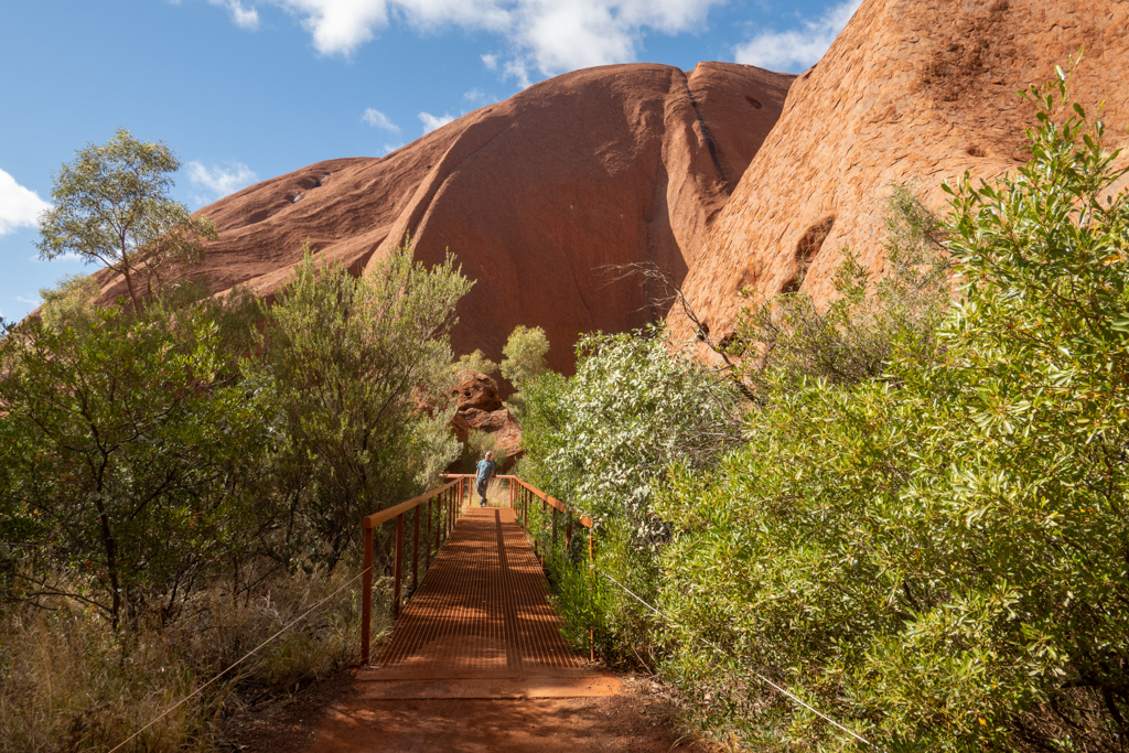Jo posiert am Wanderweg des Uluru