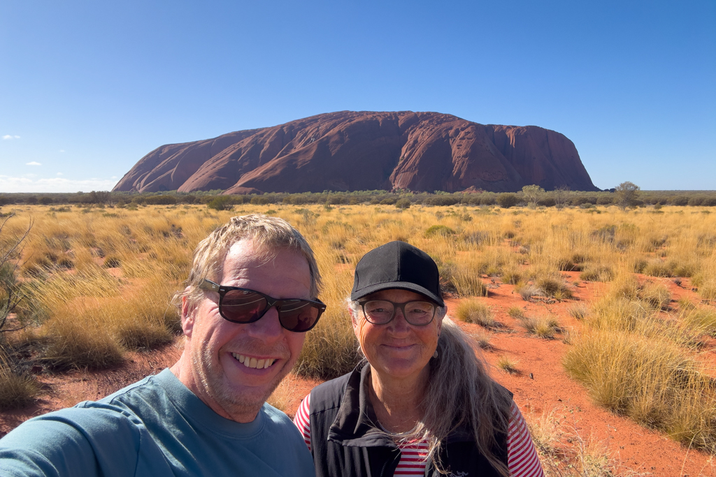 JoMa Selfie vor Uluru. Heute im Sonnenlicht :-)