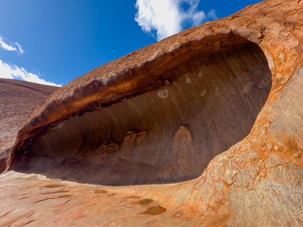Blick in eine der flachen Höhlen am Rande des Uluru