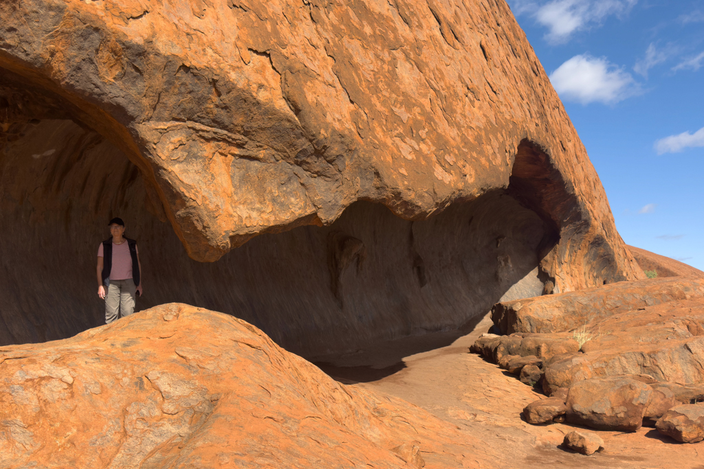 Ma posiert an einer der Höhlen am Boden des Uluru