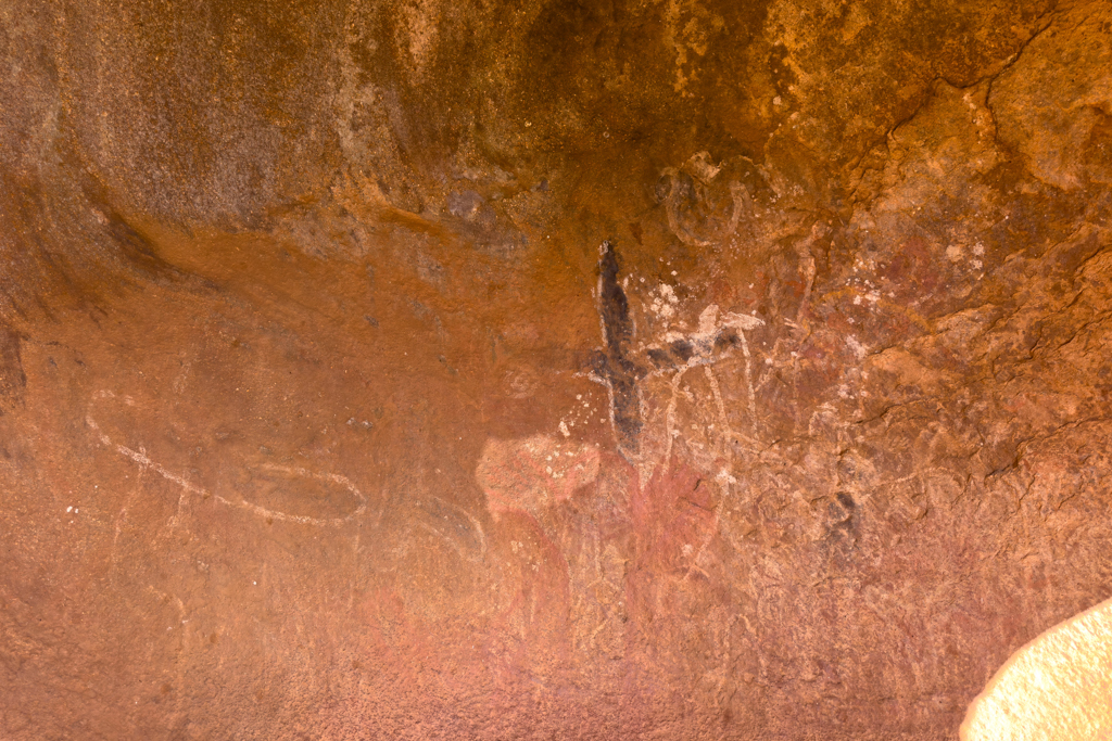 In einer flachen Höhle sind diese alten Felsmalereien zu sehen