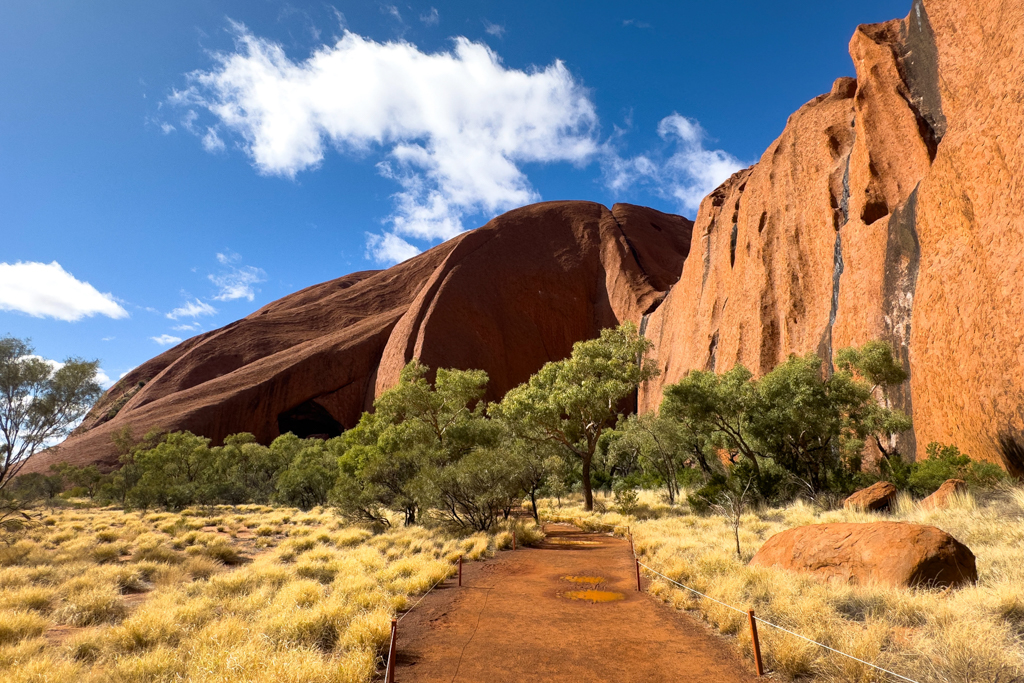 Auf dem Spaziergang am Uluru sehen wir von Nahem wie zerklüftet er wirklich ist