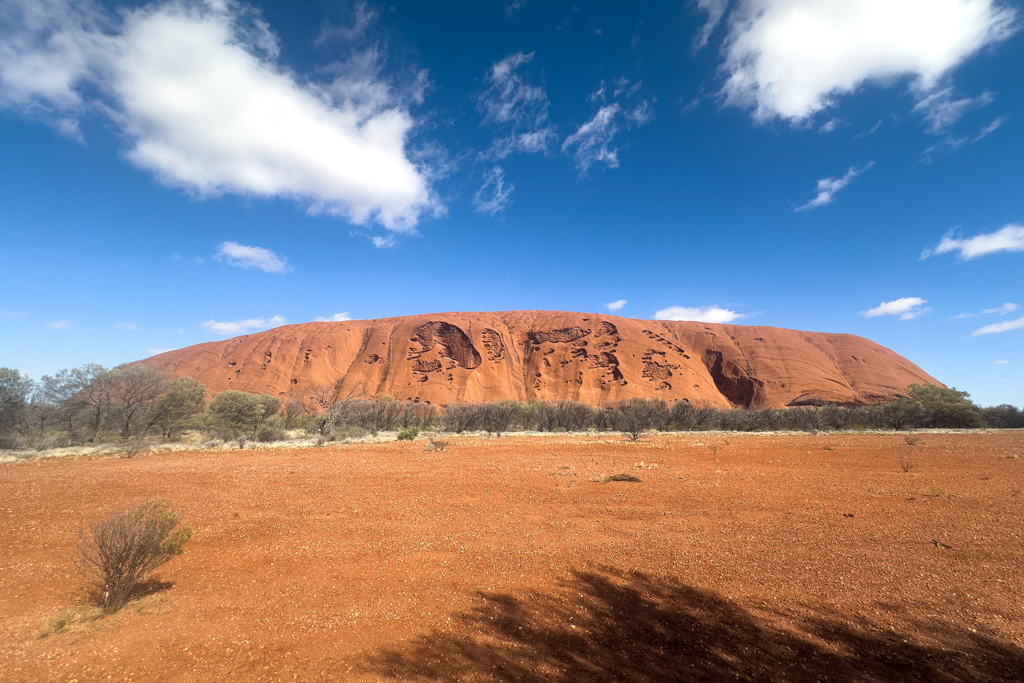 Die Rückseite des Uluru mit einigen herausgebrochenen Löchern