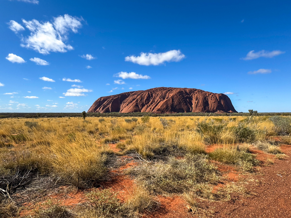 Im tiefen Sonnenlicht sind die Riefen und das zerklüftete Gestein des Uluru deutlich sichtbar